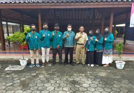 Mahasiswa KKN UST Pamitan